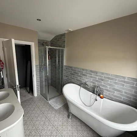 Сasa de vacaciones 4 Bedroom House Sleeps 8 Next To Aviva Stadium And Landsdown Stadium Dublín
